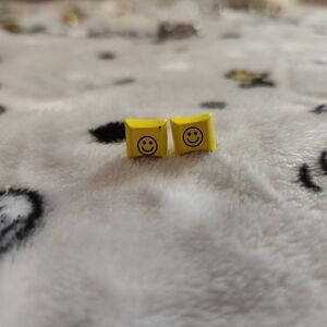 💙2/$8💙 Hot Topic Smiley Face Keyboard Key Earrings